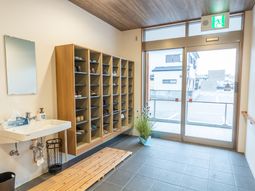 エントランスの靴棚と洗面台