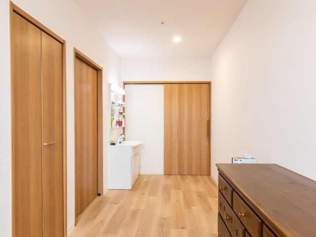 清潔感のある居室の一角 居室 落ち着いた色合いの家具が配された居室です。この空間では、ご自身の時間をゆっくりとお過ごしいただけます。