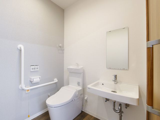 清潔なバリアフリートイレ トイレ 手すり付きの広々としたトイレは、安全性と利便性を兼ね備えており、すべての方が気軽にご利用いただけます。