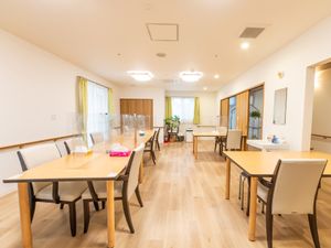 広々とした明るい食堂