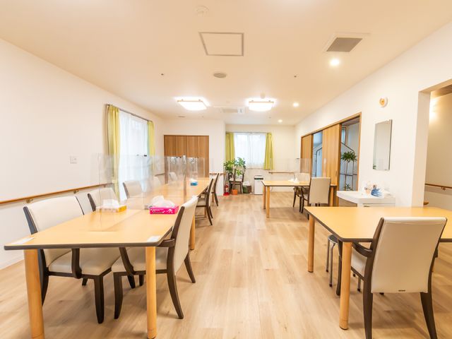広々とした明るい食堂 共有スペース ゆったりとした食堂では、明るく開放的な雰囲気の中で、ご利用者同士の交流もはかれます。清潔感のある空間で、日々の食事が一層楽しくなることでしょう。