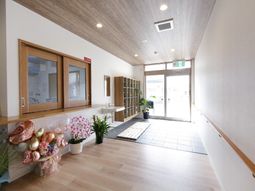 エントランスの明るい通路