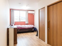 赤い壁の落ち着いた居室