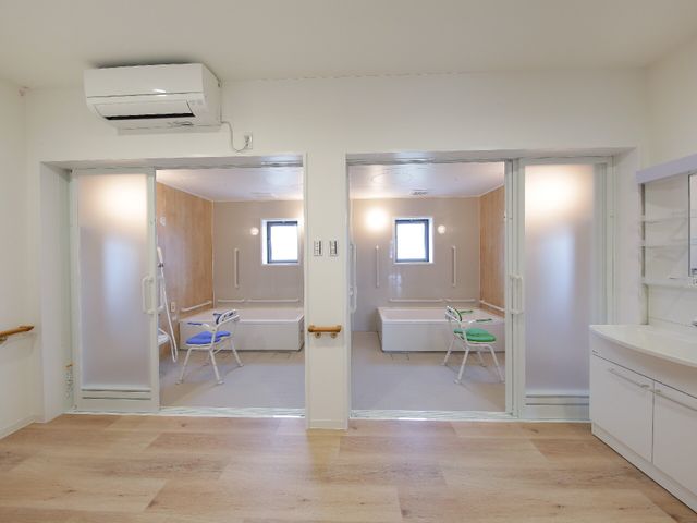 清潔感のある浴室 脱衣所 ゆとりある造りの浴室は、利用者の安全と快適さを考慮した設計です。バリアフリーへの配慮も行き届いています。