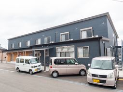 青い外壁の建物外観