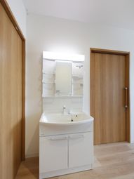 洗面台と鏡のある部屋