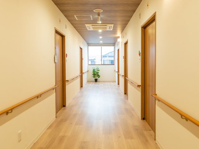 手すり付きの明るい廊下 廊下 温かみのある木目調で統一された廊下は、手すりが整っており安心して歩けます。