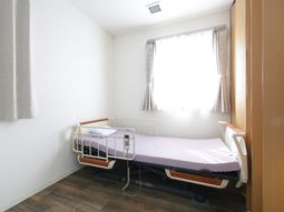 シンプルな居室の様子