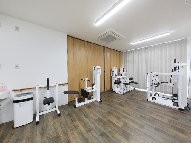 リハビリ設備の整った部屋 トレーニングスペース 清潔感のある機能訓練室です。こちらで、日々の体力維持やリハビリを行っていただけます。