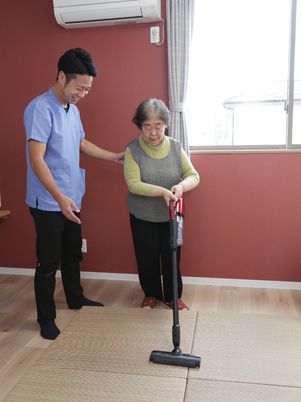 支援と共に掃除をする様子