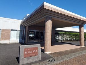 建物の正面玄関  