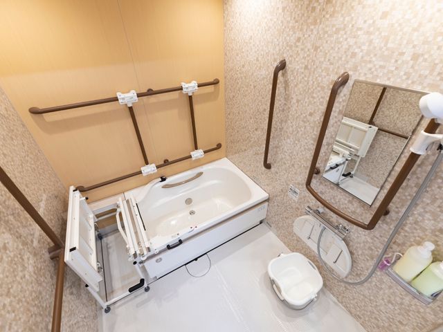 バリアフリーの浴室設備 浴室 安全に配慮された手すり付きの清潔な浴室です。快適な入浴時間をサポートします。