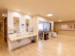 清潔な洗面台と広い廊下