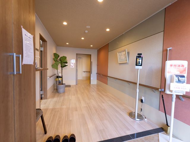 清潔感ある明るい廊下 玄関 ゆったりとした空間で、明るい色合いが心地よい廊下です。手すりや安全設備の整ったバリアフリー設計になっております。