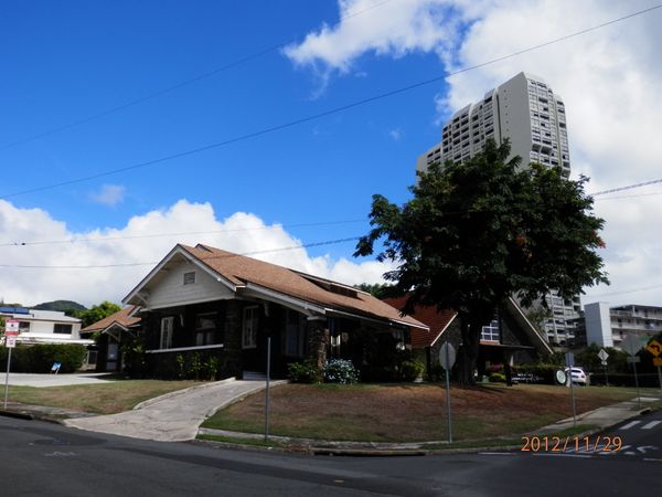 緑豊かな外観の建物