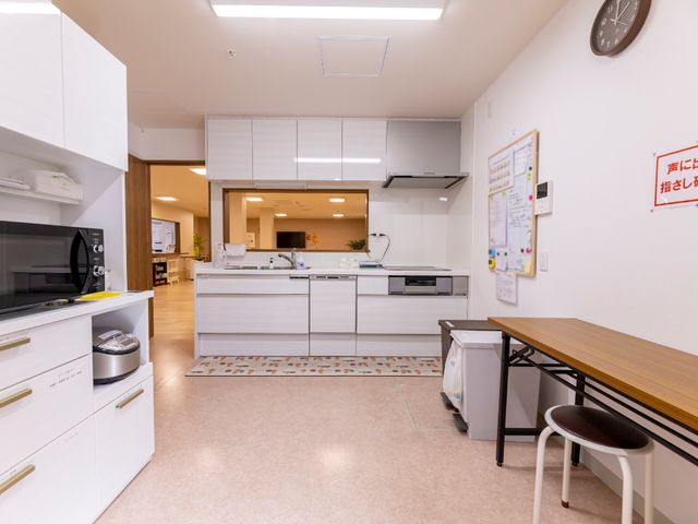 清潔なキッチン光景 キッチン 整然とした空間で配されたキッチンのある共用スペースです。調理の際も動線を考慮した設計になっており、スタッフの効率的な業務が期待できます。