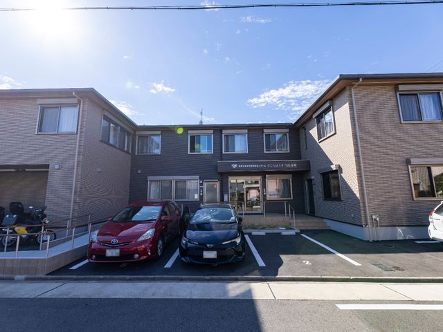 朝陽が差し込む施設外観 外観 朝の清々しい光に包まれている、ゆとりを感じる建物です。従業員や来訪者のための駐車スペースも整備されております。