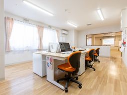 明るい応接エリア