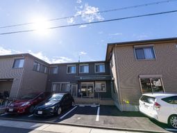 晴天の下の建物外観