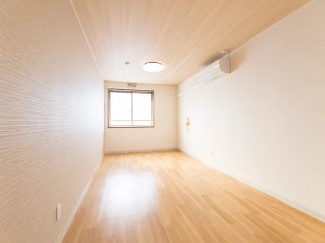 明るい清潔な居室 居室 すっきりとした造りの居室は、自分の好きな家具でアレンジが可能です。新たな生活にふさわしい、明るく穏やかな空間です。