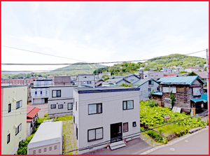 施設外観と山並みの景色  