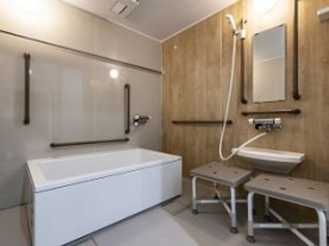 高機能な浴室 浴室 バリアフリー仕様で、安心して利用できる広々とした浴室です。手すりが設置されています。