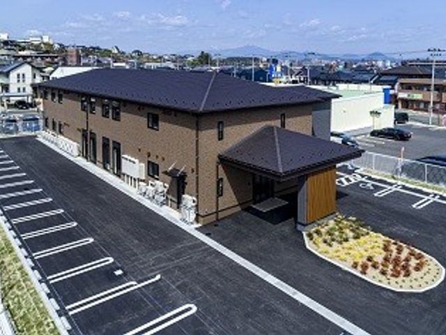 落ち着いた雰囲気の建物外観 外観 広々とした駐車場を完備した施設です。周囲の景色を楽しめる立地にあります。