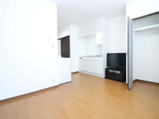 洋室とキッチンの空間