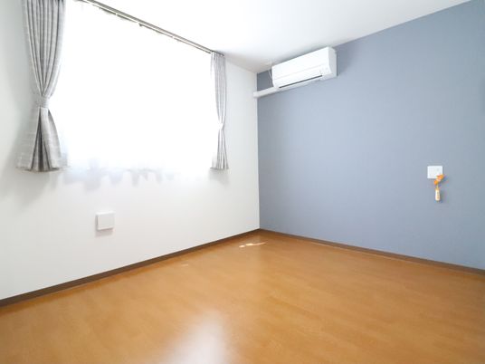 広々とした洋室空間