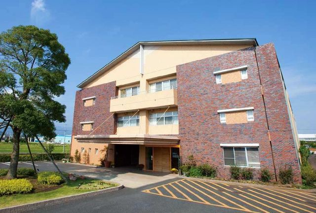 広い駐車場の建物外観 外観 緑豊かな環境に囲まれた建物外観です。広い駐車スペースも完備されています。