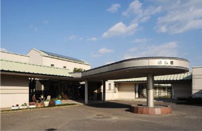 広々とした屋外の入口