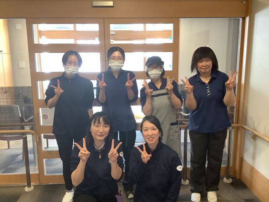 元気なスタッフと居室前