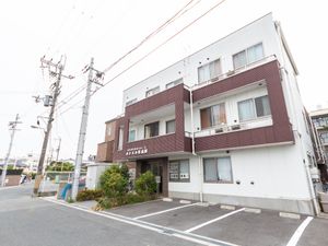赤茶色の外壁の建物正面