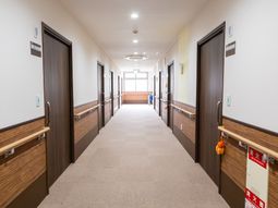 清潔な廊下と人物