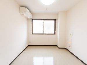 空白の明るい洋室