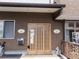 エントランスの木製ドア