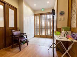 和風照明と椅子のある廊下