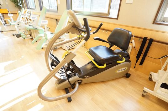 リハビリ機器が整った部屋