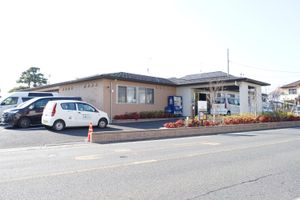 明るい日差しの外観