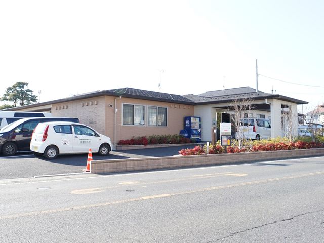 明るい日差しの外観 外観 ゆとりある駐車スペースが確保された、暖かみのある建物の外観です。職員や来訪者の利便性を考えた設計が魅力の一つです。
