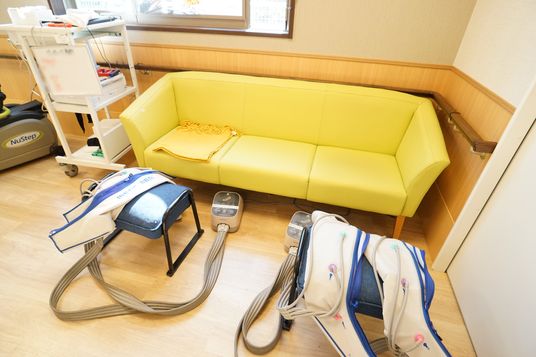 機能訓練の器具とソファ