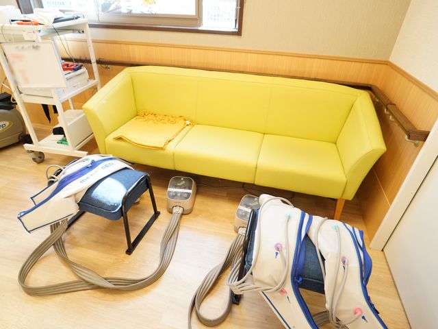 機能訓練の器具とソファ 共有スペース 広々とした空間で、快適なソファがあり、リハビリに使用される各種器具も揃っています。ケアのスキルアップにも最適な環境です。