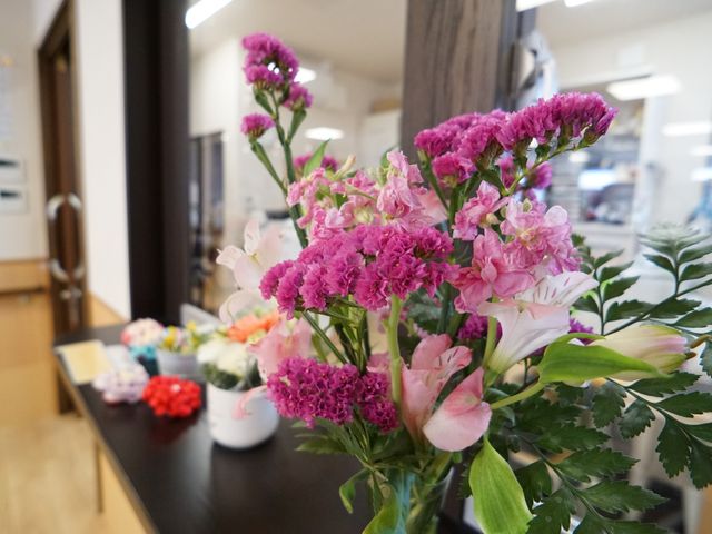 カラフルな花のある空間 受付 彩り豊かな花々が迎える暮らしやすい環境です。ここでは日常にほっと一息つける時間があります。