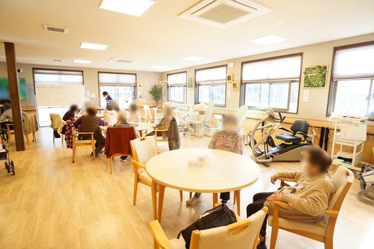 機能訓練の様子が見える部屋