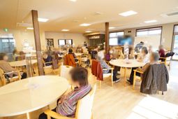 明るい共有ダイニング空間