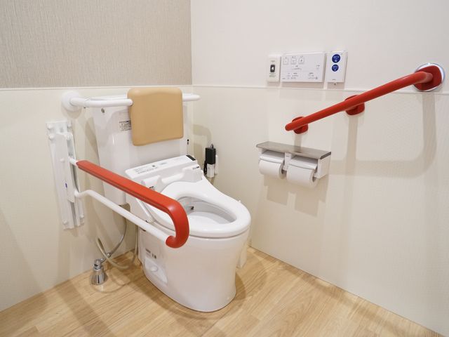 バリアフリーのトイレ設備 トイレ 手すりの取り付けられたきれいなトイレです。利用者の自立支援に配慮した設計が施されています。
