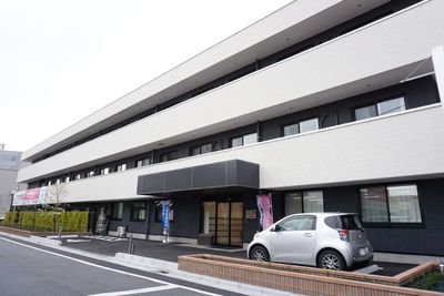 白と黒の建物外観