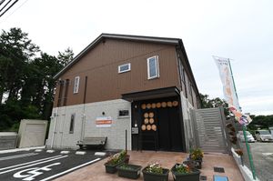 茶色い外壁の建物外観