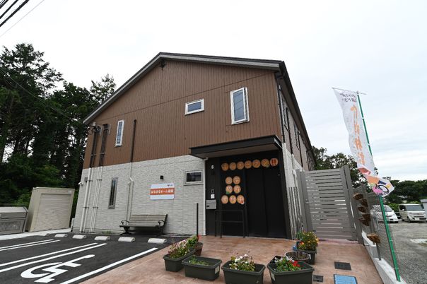 茶色い外壁の建物外観