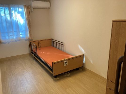 明るい個室のベッド